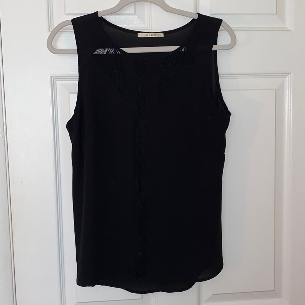 Black boutique sleeveless blouse!